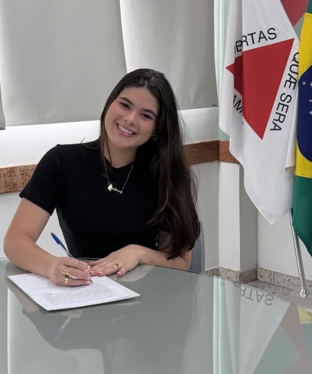 Doutora Thayssa Costa na clinica Costa Odontogia em Ipatinga